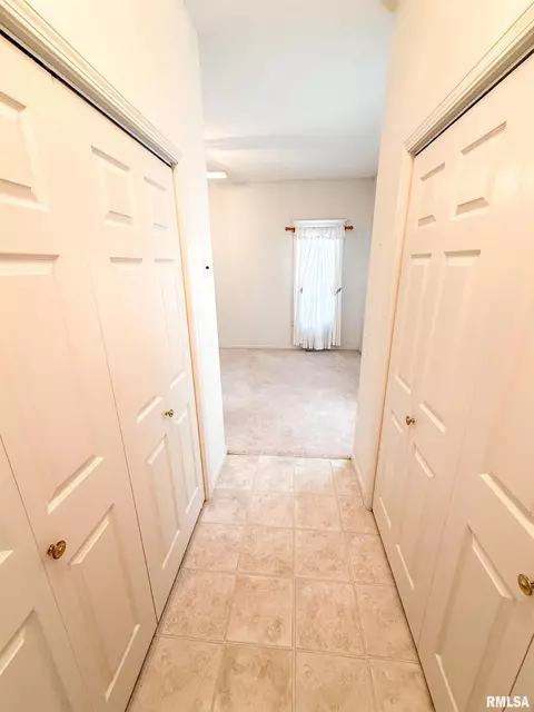 Entry Way - 202 Flora Ave, Flora, IL 62839 photo 3 of 5
