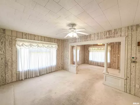 Living - 202 Flora Ave, Flora, IL 62839 photo 4 of 5