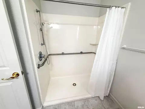 Bath - 202 Flora Ave, Flora, IL 62839 photo 3 of 8