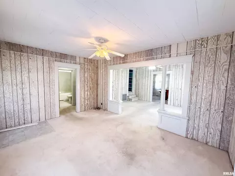 Living - 202 Flora Ave, Flora, IL 62839 photo 2 of 5