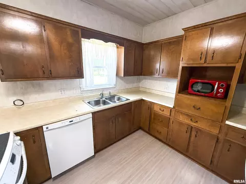 Kitchen - 202 Flora Ave, Flora, IL 62839 photo 5 of 9