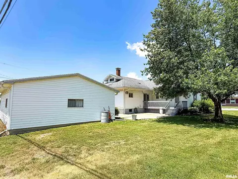 Exterior - 202 Flora Ave, Flora, IL 62839 photo 10 of 18