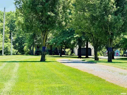 348 Medlin Rd, Walnut Hill, IL 62893 photo 2