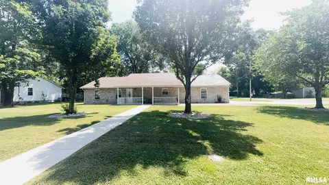 902 N Buchanan St, Benton, IL 62812