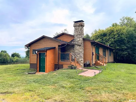 8741 Majestic Dr, Du Quoin, IL 62832