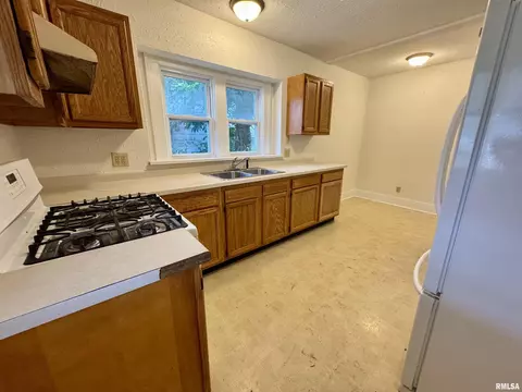 1100 E 2nd St, Centralia, IL 62801 photo 3