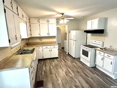 6 Charles Dr, Centralia, IL 62801 photo 3