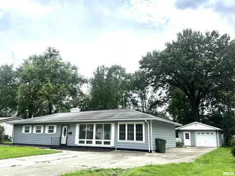6 Charles Dr, Centralia, IL 62801