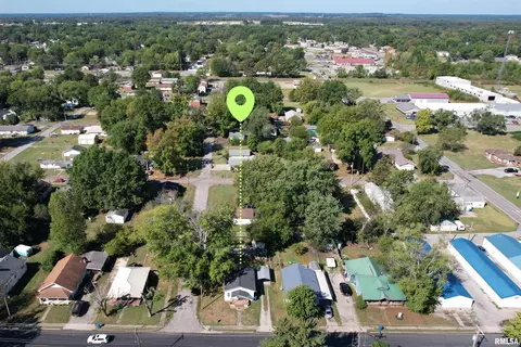 1201 N Mcleansboro St, Benton, IL 62812