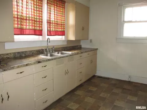 1001 E Webster St, Benton, IL 62812 photo 16