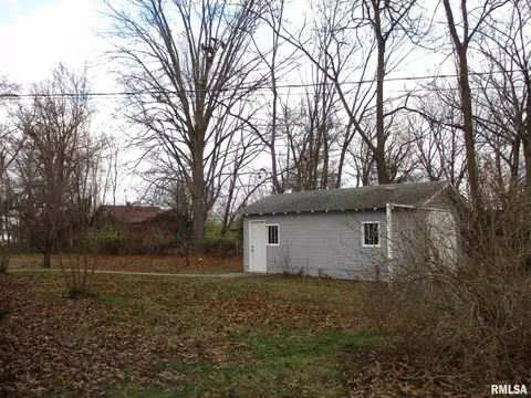 1001 E Webster St, Benton, IL 62812 photo 2