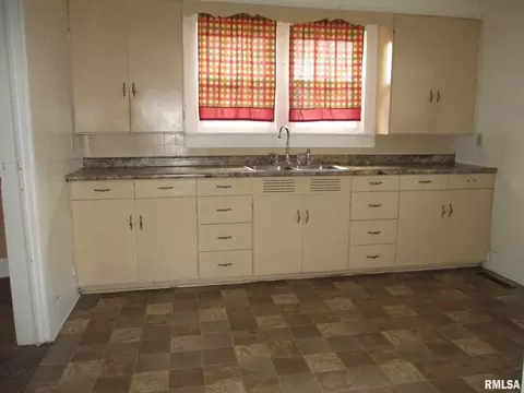 1001 E Webster St, Benton, IL 62812 photo 17