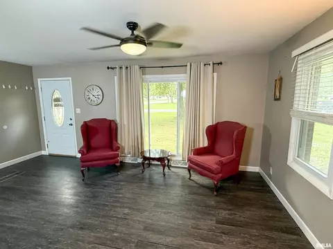 833 W 4th St, Flora, IL 62839 photo 2