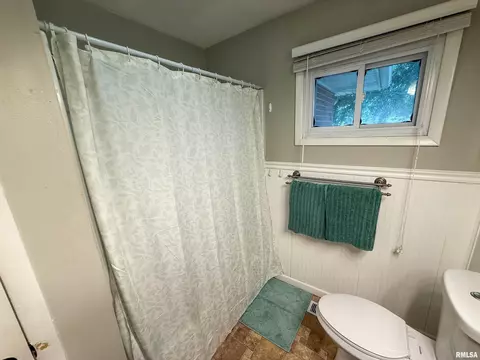 833 W 4th St, Flora, IL 62839 photo 22