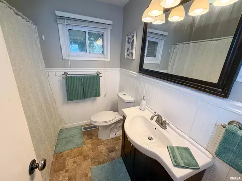 833 W 4th St, Flora, IL 62839 photo 21
