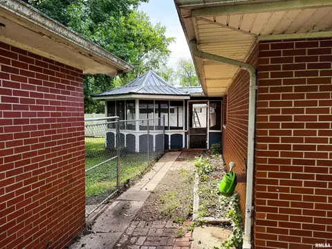 833 W 4th St, Flora, IL 62839 photo 39