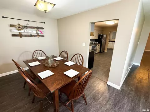 833 W 4th St, Flora, IL 62839 photo 3