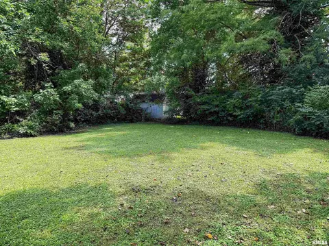 833 W 4th St, Flora, IL 62839 photo 6