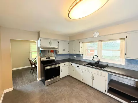 833 W 4th St, Flora, IL 62839 photo 4
