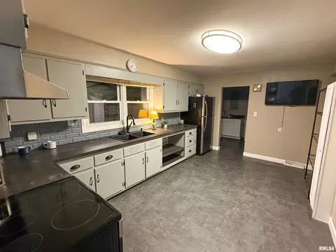 833 W 4th St, Flora, IL 62839 photo 46