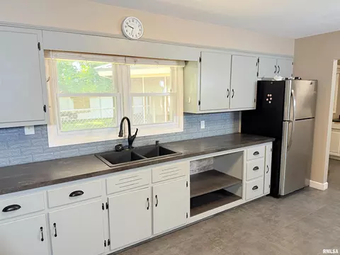 833 W 4th St, Flora, IL 62839 photo 13