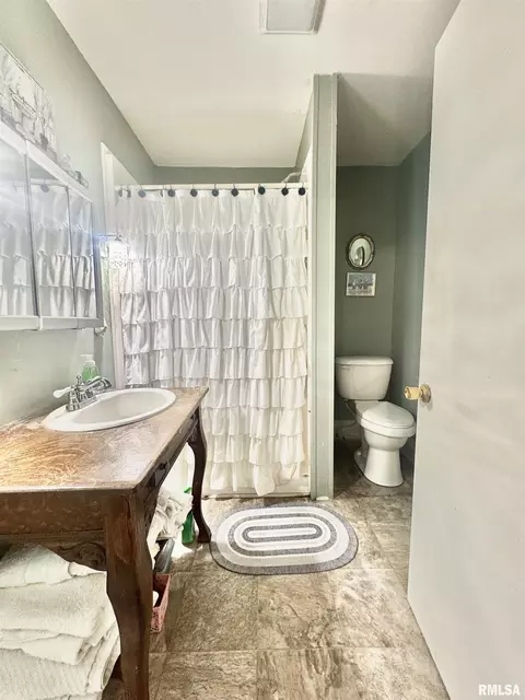 208 Charles St, Benton, IL 62812 photo 17