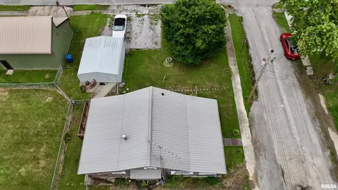 208 Charles St, Benton, IL 62812 photo 3