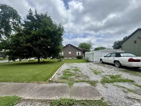 208 Charles St, Benton, IL 62812 photo 24