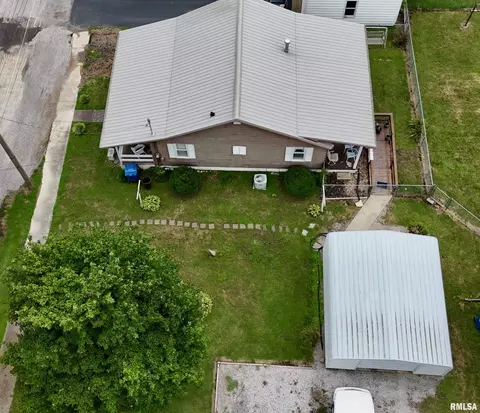 208 Charles St, Benton, IL 62812 photo 4