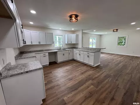 408 W 5th St, Flora, IL 62839 photo 9