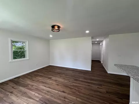 408 W 5th St, Flora, IL 62839 photo 3