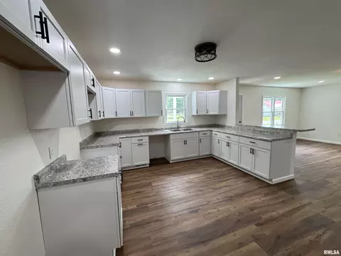 408 W 5th St, Flora, IL 62839 photo 7
