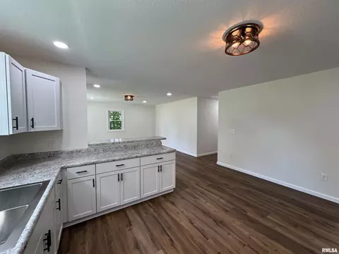 408 W 5th St, Flora, IL 62839 photo 11