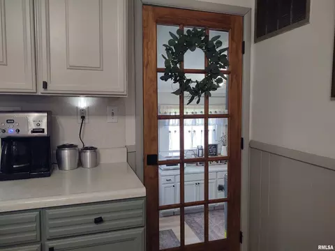 601 S State St, Christopher, IL 62822 photo 17