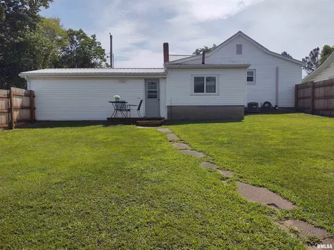 601 S State St, Christopher, IL 62822 photo 2