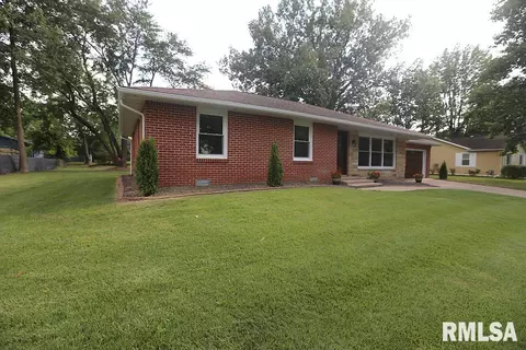 200 Circle Dr, Herrin, IL 62948 photo 5
