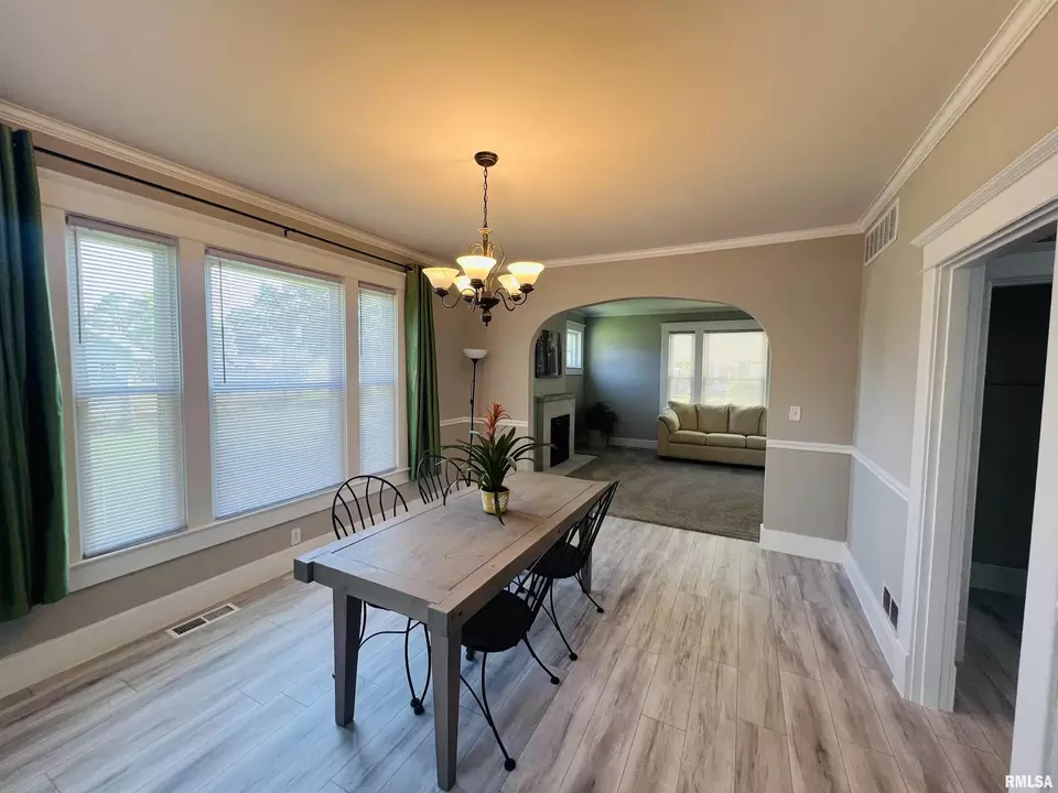 Dining - 715 S Mckinley St, Harrisburg, IL 62946 photo 2 of 2