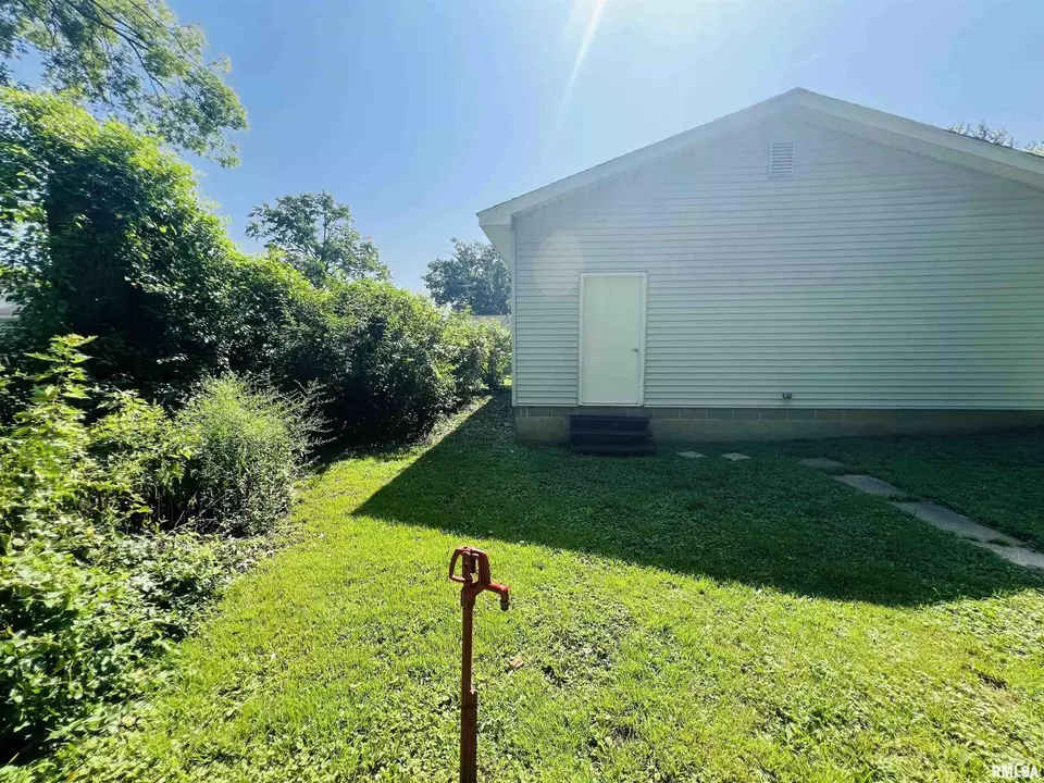 Exterior - 715 S Mckinley St, Harrisburg, IL 62946 photo 8 of 10