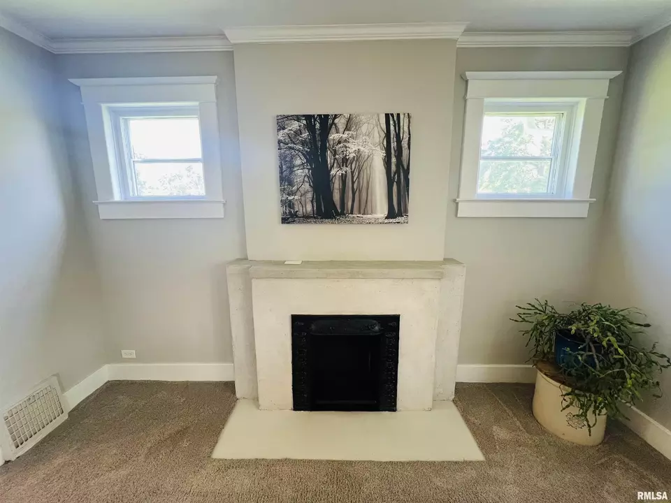 Living - 715 S Mckinley St, Harrisburg, IL 62946 photo 6 of 6