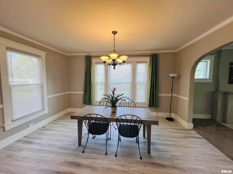 Dining - 715 S Mckinley St, Harrisburg, IL 62946 photo 1 of 2