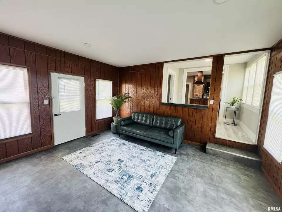 Living - 715 S Mckinley St, Harrisburg, IL 62946 photo 1 of 6