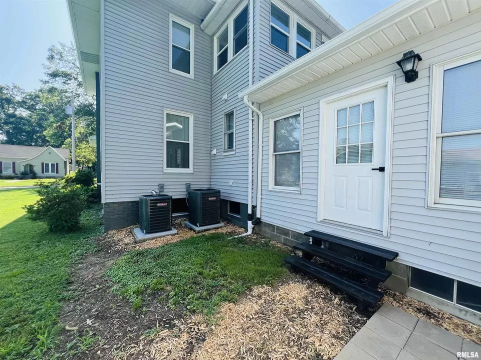 Exterior - 715 S Mckinley St, Harrisburg, IL 62946 photo 7 of 10