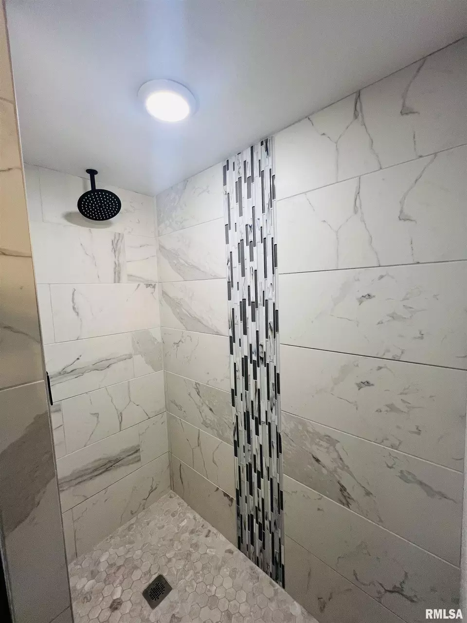 Bath - 715 S Mckinley St, Harrisburg, IL 62946 photo 3 of 4