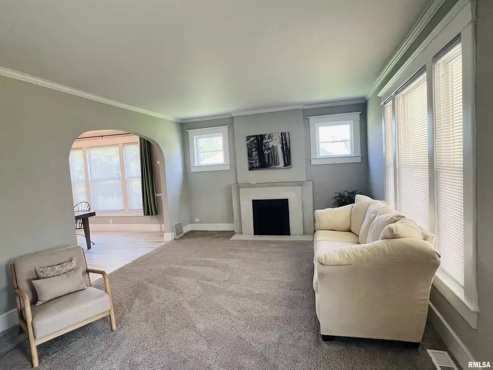 Living - 715 S Mckinley St, Harrisburg, IL 62946 photo 4 of 6