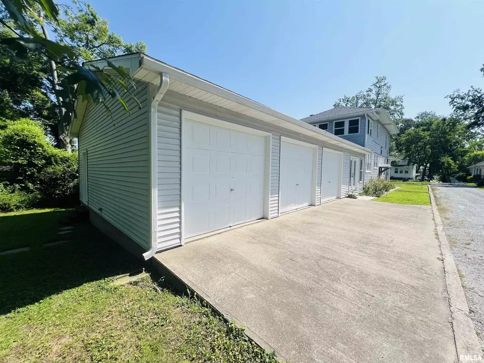 Exterior - 715 S Mckinley St, Harrisburg, IL 62946 photo 5 of 10