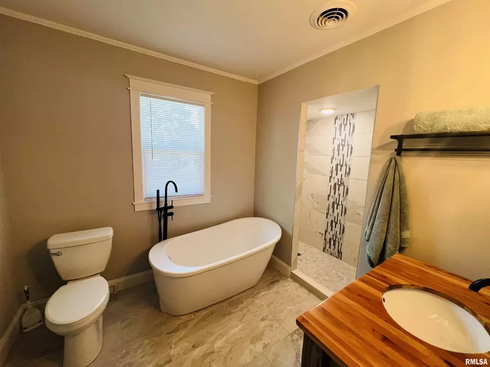 Bath - 715 S Mckinley St, Harrisburg, IL 62946 photo 1 of 4