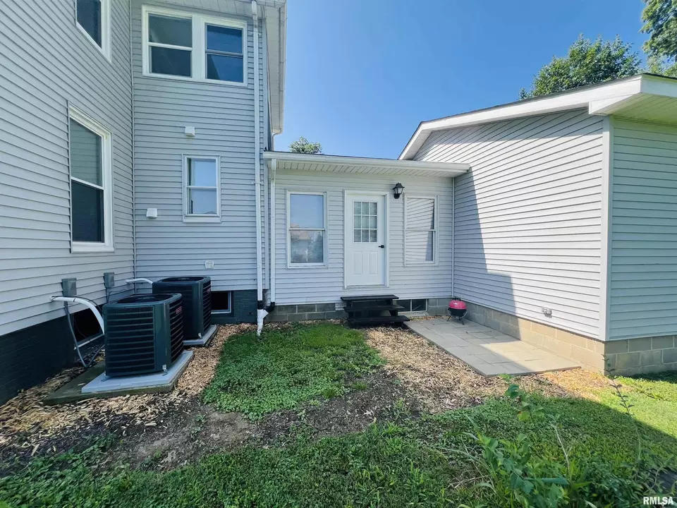 Exterior - 715 S Mckinley St, Harrisburg, IL 62946 photo 6 of 10