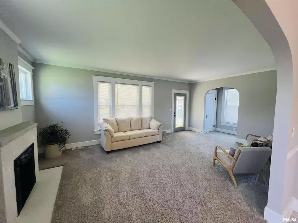 Living - 715 S Mckinley St, Harrisburg, IL 62946 photo 5 of 6