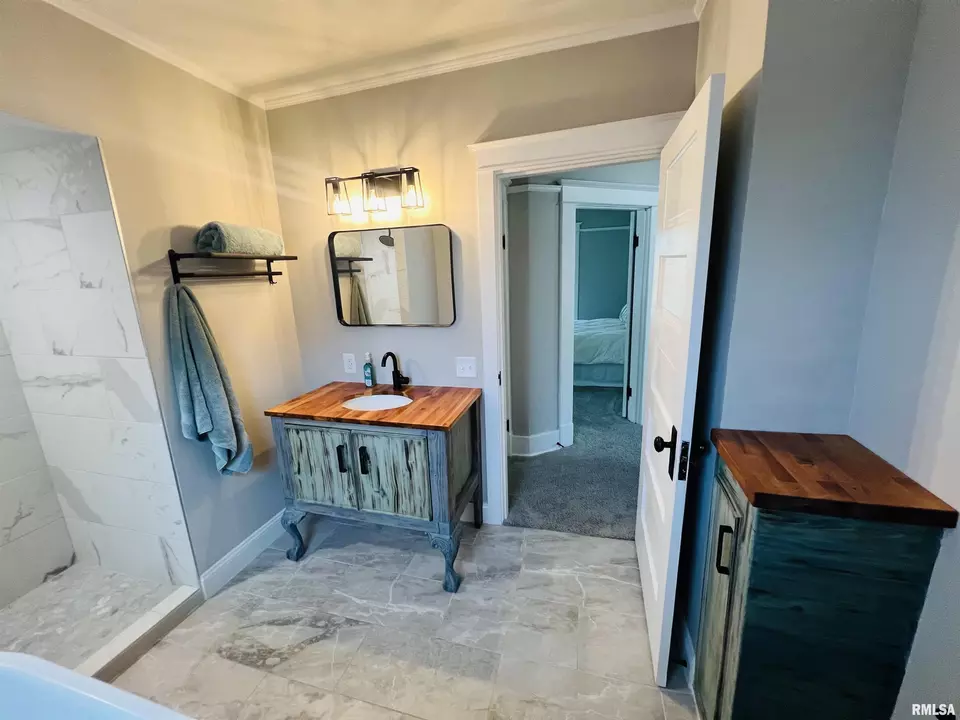 Bath - 715 S Mckinley St, Harrisburg, IL 62946 photo 2 of 4