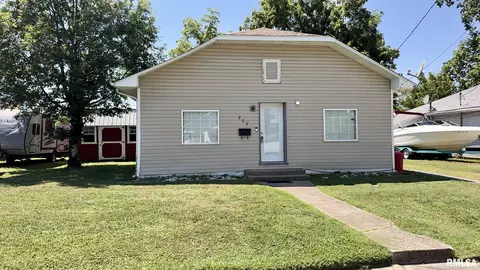 207 N 7th St, Benton, IL 62812